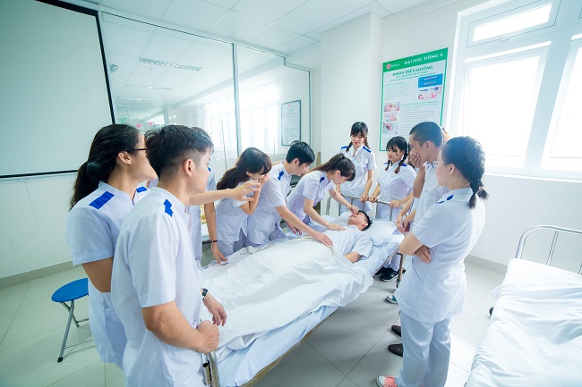 Ngành Điều dưỡng học trường gì? Nên chọn Đại học hay Cao đẳng?