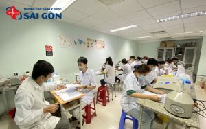 Sinh viên Cao đẳng Y Dược Sài Gòn ngành Điều dưỡng được đào tạo theo hướng thực hành, giúp nâng cao kỹ năng chuyên môn và đáp ứng nhu cầu tuyển dụng của ngành y tế